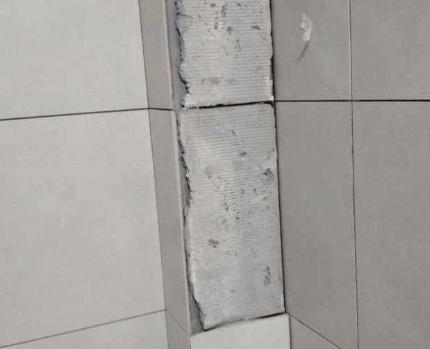讷河瓷砖空鼓维修公司分享下瓷砖施工前基层浇水润湿程度不足，可能导致以下问题